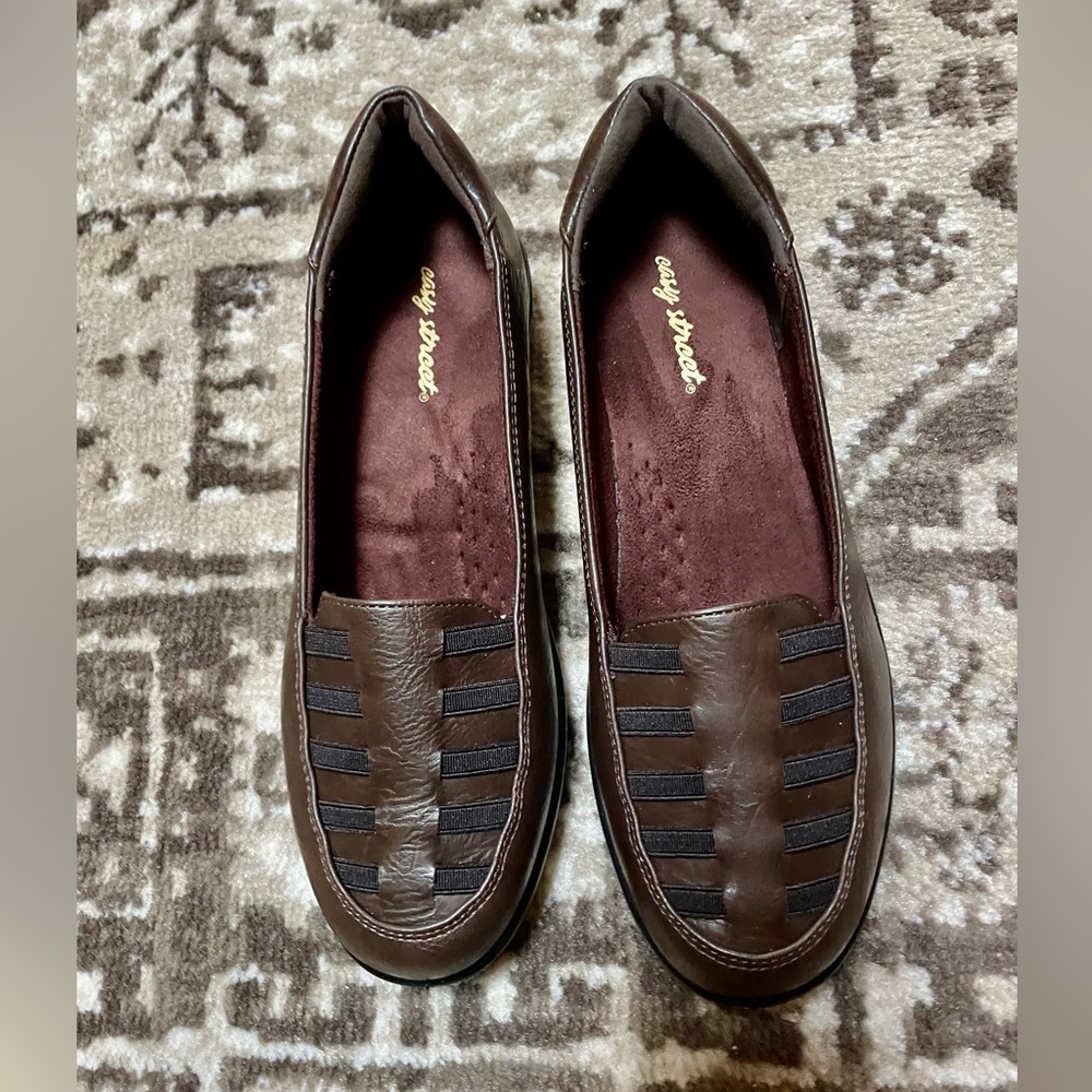Easy Street Women's Genesis Brown Burnis Women’s Loafers,New in boxSize 7 1/2 W.